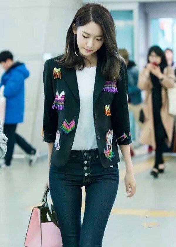 紧身牛仔裤，虽然简单但是很神秘，穿出你曲线的身材