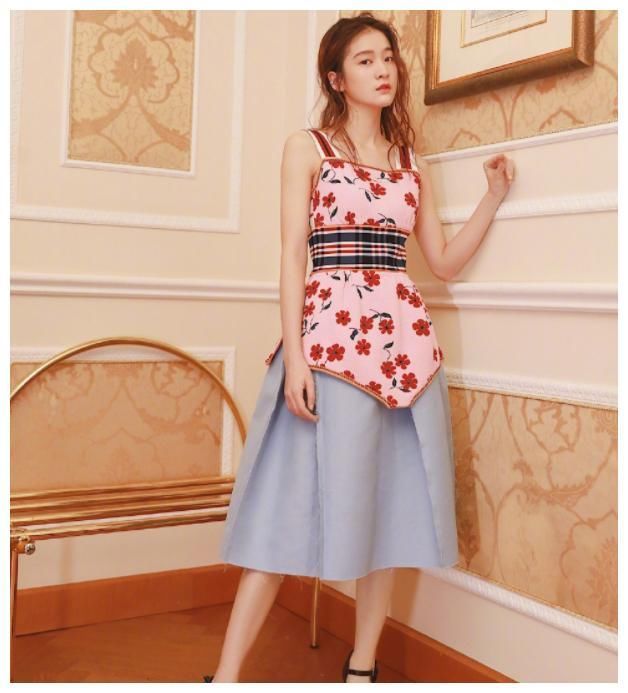 以为张雪迎穿吊带够美了，看到杨紫的吊带才懂什么是望尘莫及