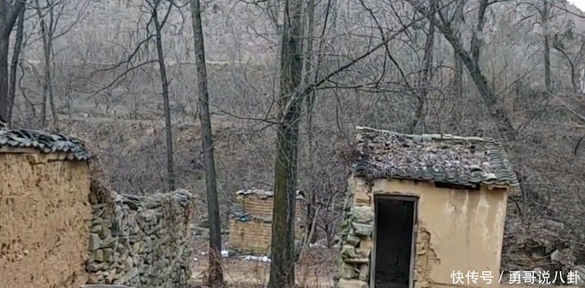 整座村子只有一个七旬老人，其他人都搬走了，老屋破旧没人住