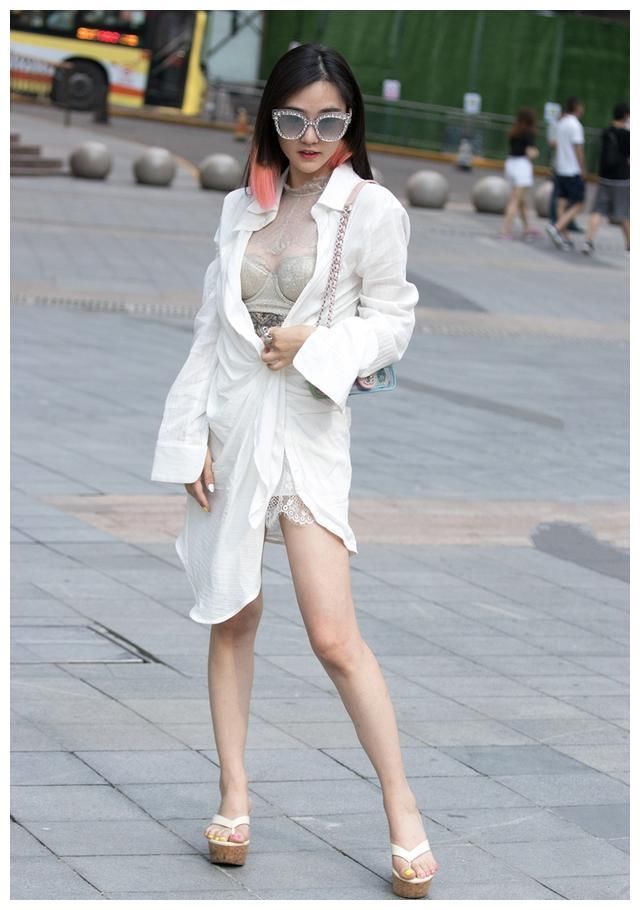 爱拍照:图1低胸一字肩,图2黄色连衣裙,图3迷人职业装!