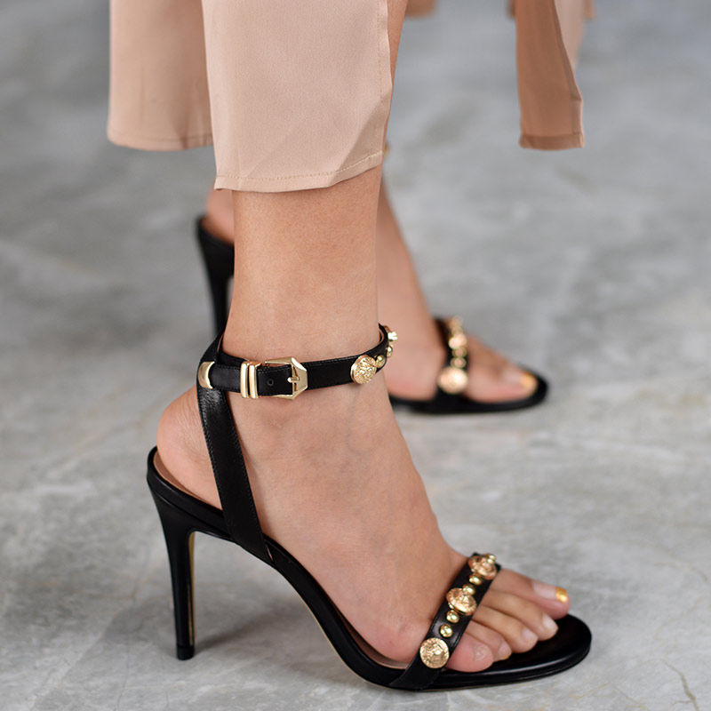 终于等到了新上市的高跟鞋，尽显纤细白嫩的双足，散发女王的气场