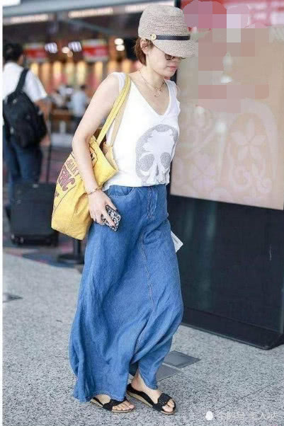 马伊琍够狠！短裤上提0.5cm就全露了，网友：要有这腿我天天这样