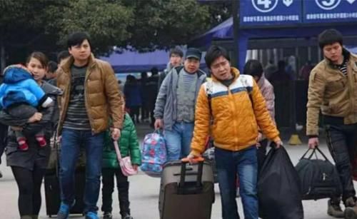  赚点钱：农民又有“返乡热”，明明能多挣几天钱，为啥不在外多