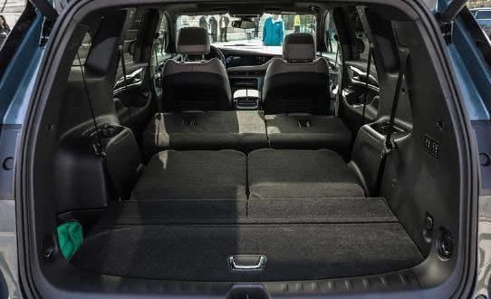  上市@上市遭“热捧”！自重2吨长5米，比普拉多漂亮10倍，却便宜13w