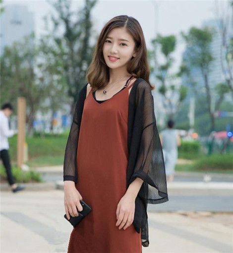  美女|街拍：美女黑色镂空上衣配波点裙，微微一笑，明艳动人