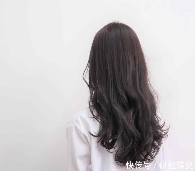 大妈■卷发太土像大妈？推荐给你4种减龄妙招，让你美到没朋友