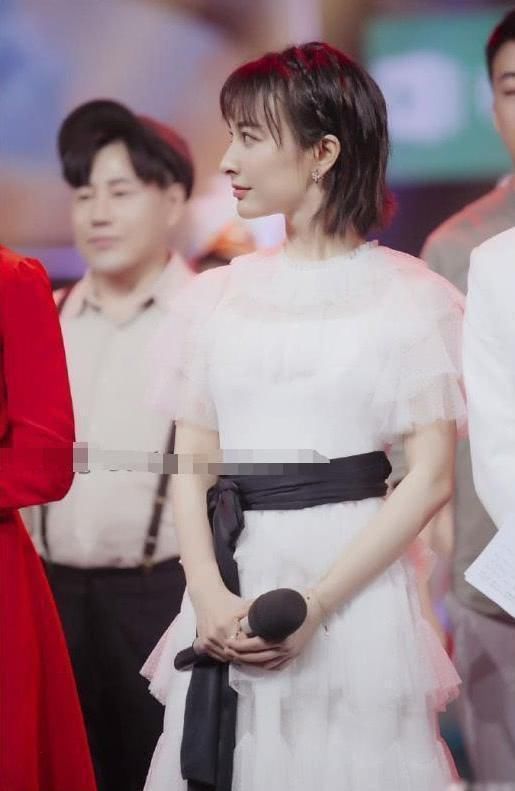 17岁张子枫终于穿对了一回！蛋糕裙亮丽俏皮，撞衫吴昕也毫不逊色