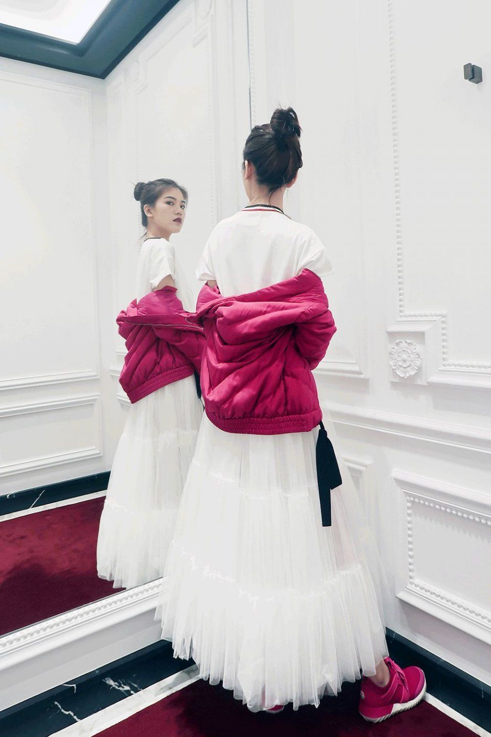 亲身示范丨原来真的可以在试衣间自拍出时尚芭莎封面!