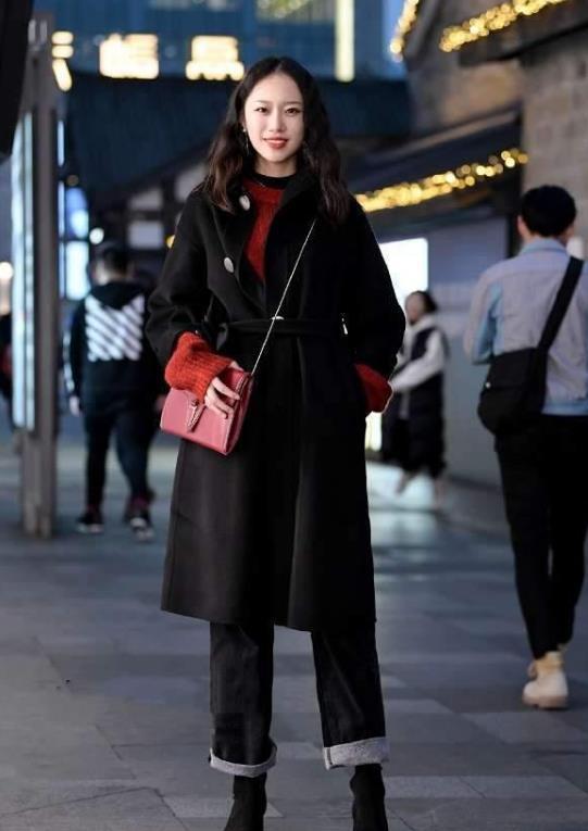 『风范』街拍：眉目如画的美女，一件黑色大衣配牛仔休闲裤，时尚大气风范