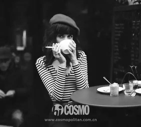 海魂衫要配上白牛仔才最有颜