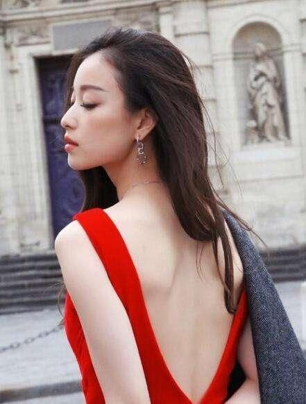 杨幂倪妮唐嫣的美背不相上下，可最好看的还是阮经天的前女友