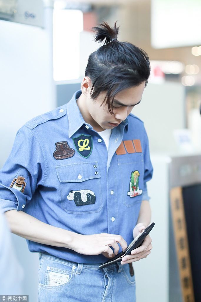 潮气小哥上线！张若昀长刘海马尾辫大变妖孽 着牛仔套装蹲地系鞋