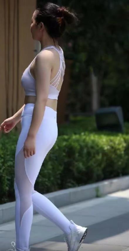 40岁小阿姨白色紧身裤秀出饱满迷人曲线，珠圆玉润的翘臀值得一看