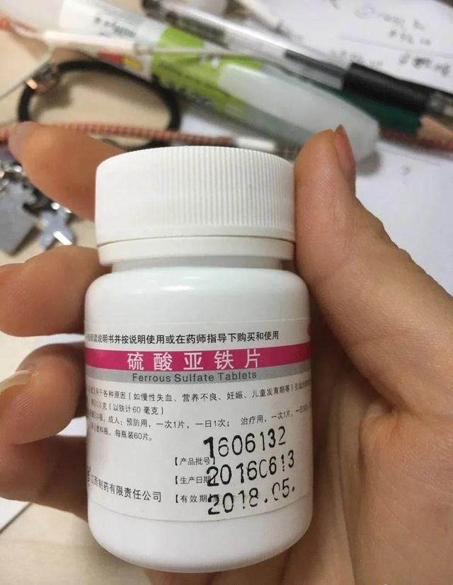  「溶液里浸泡」1粒小药片，碾碎丢水里，花像吃了兴奋剂疯长！