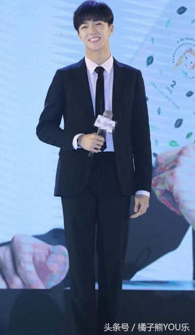 一向白净的蔡徐坤被打扮成保守的理科男？惨被吐槽的他还好颜值高