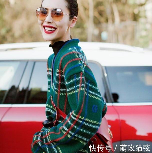  穿搭■刘雯时装周后街拍，大花袄配阔腿裤穿出时尚感，浓妆更是靓丽
