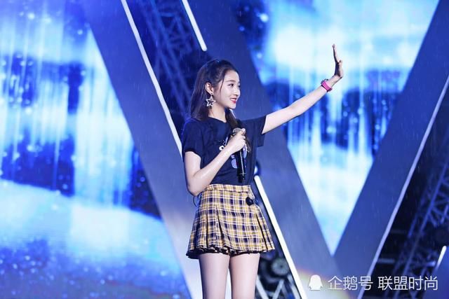 关晓彤穿短裤欲秀腿，不想却被拖鞋抢镜，网友：太廉价了吧？