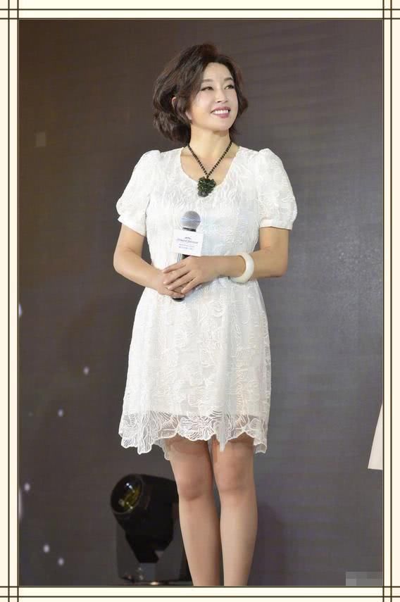 刘晓庆不过穿了件印花裙，就62岁嫩成32了，冻龄的秘密不只在脸上