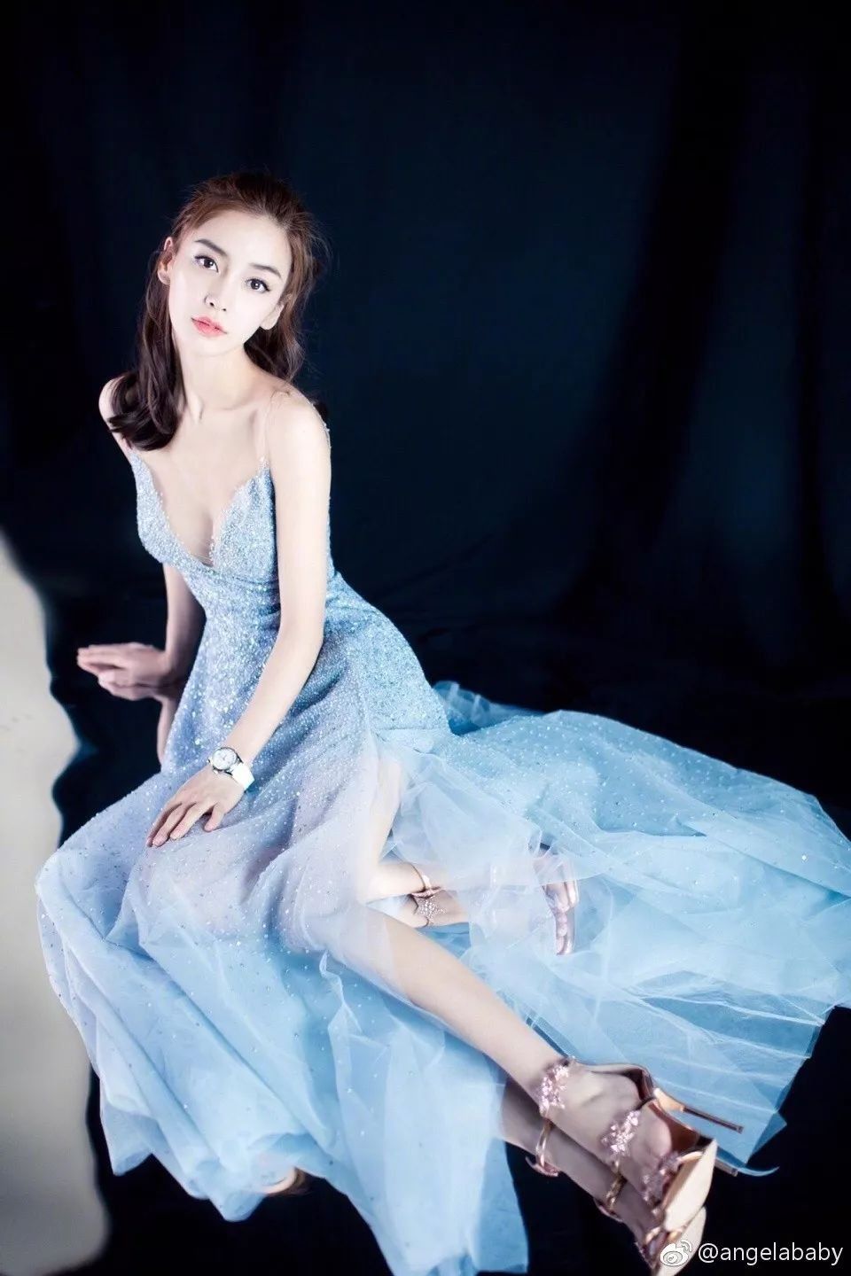 欧阳娜娜、娜扎夏天不穿内衣?千万别学!要这么穿，吊带+一字裙才