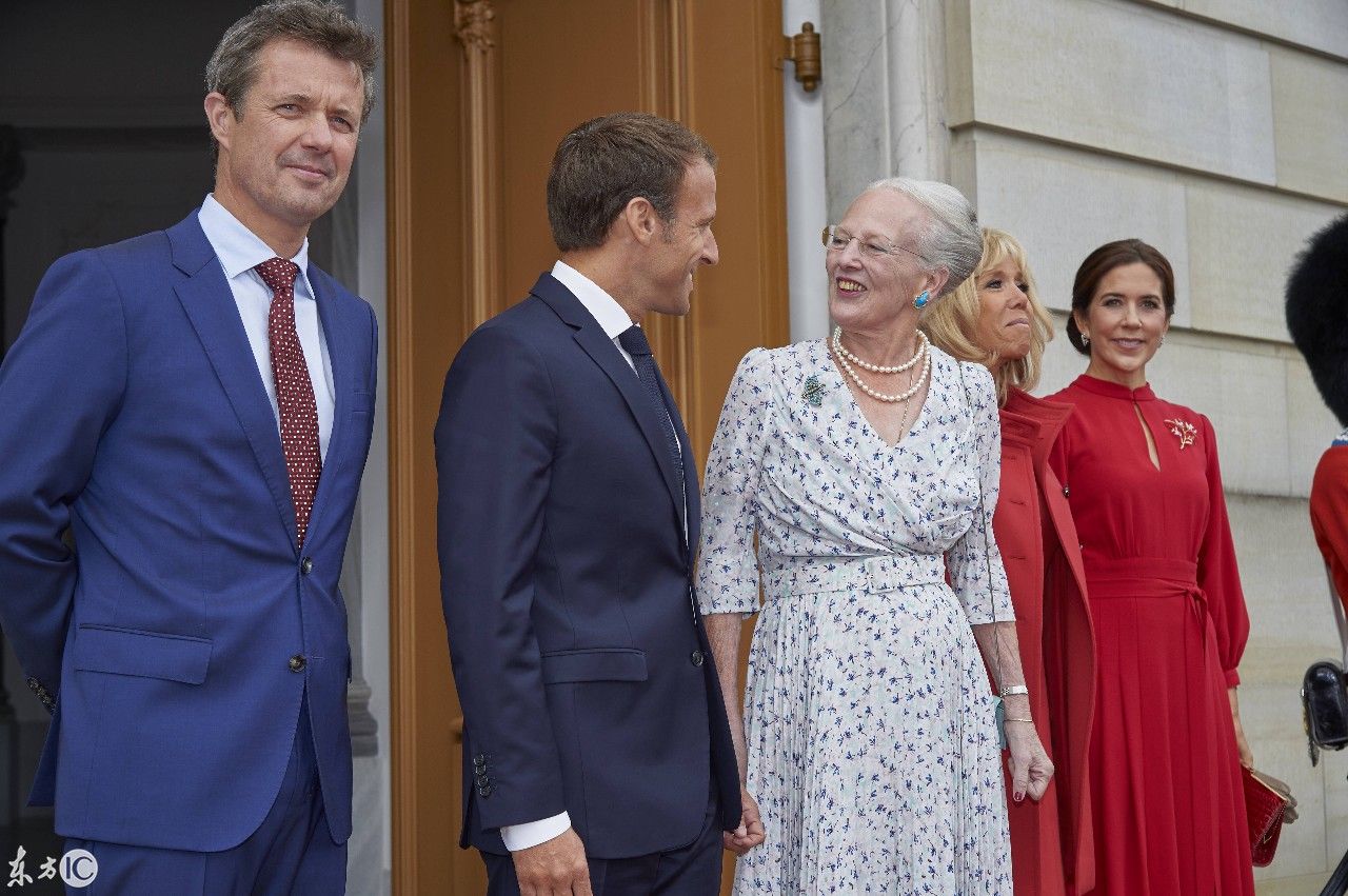 64岁的法国第一夫人，穿了套西装裙，和78岁的丹麦女王合影留念