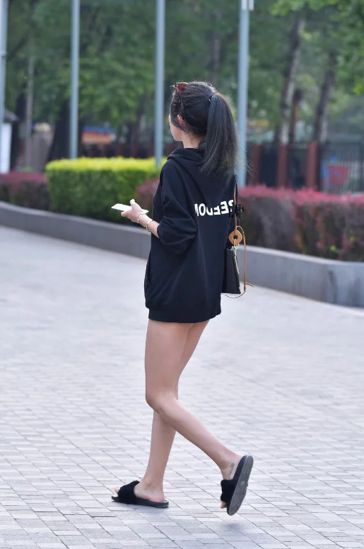 气质小姐姐大玩下身消失女神范儿十足，引得无数路人竞相围观