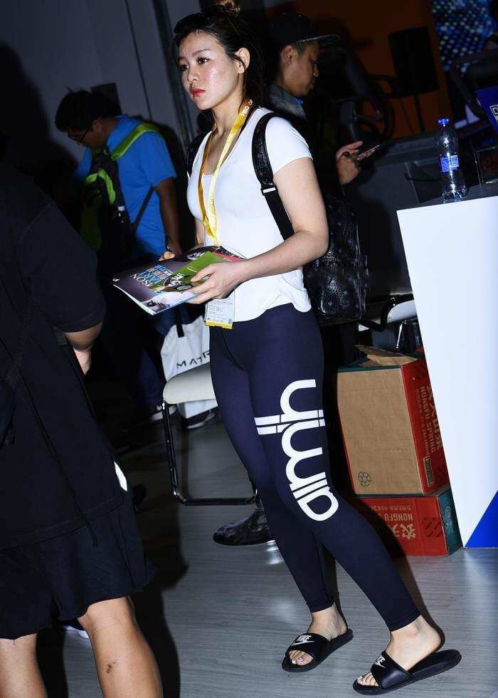 街拍: 穿紧身裤的小姐姐, 这么穿其实也挺尴尬的