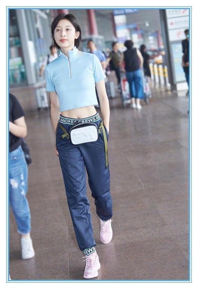 当冉莹颖和张俪同穿露脐装走机场,才知道清新与轻浮的差距有多大