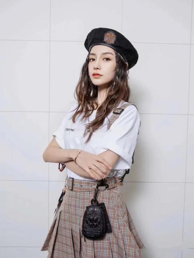 #日常#日常搭配不出彩?你还缺一件短款百褶裙,三种搭配让你气质又优雅