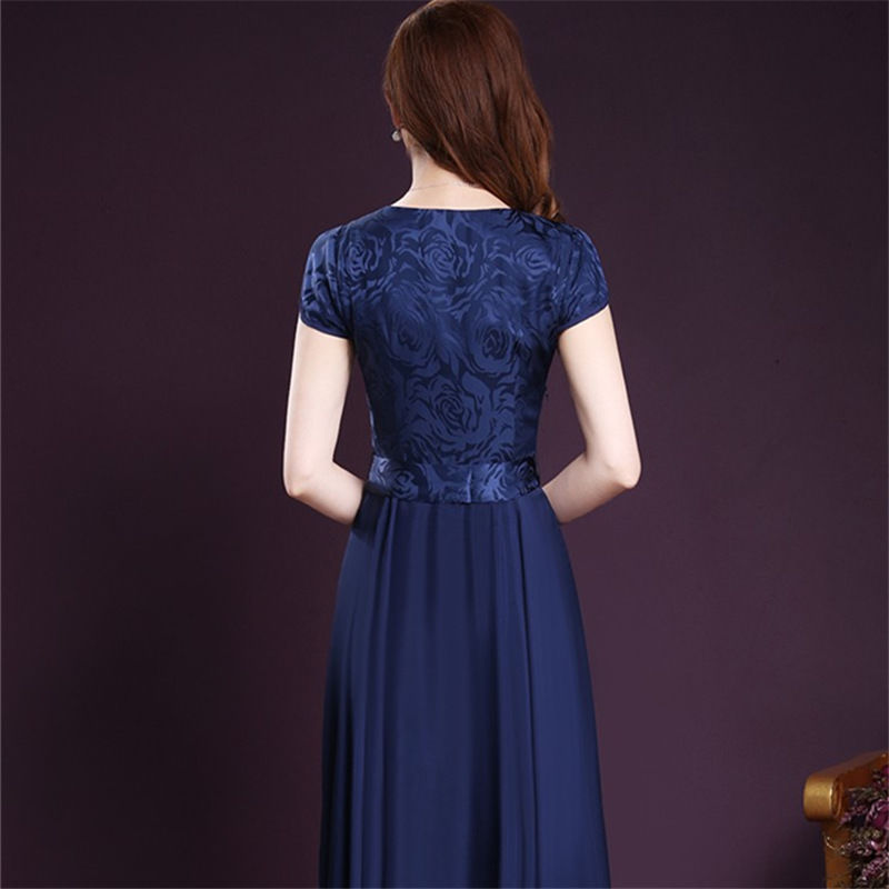 生日宴,53岁婆婆穿这身高雅裙,惊艳全场,众人直夸显嫩美