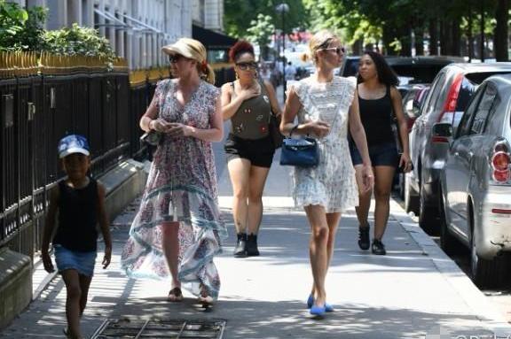 妮基希尔顿和妈妈一起出街，大秀豪门甜美名媛风