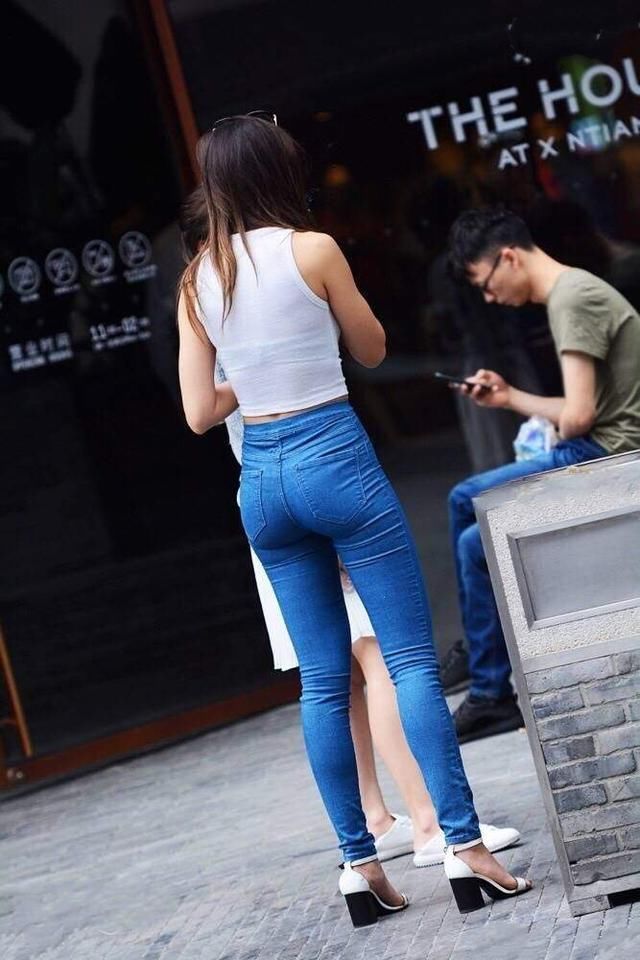 时尚流行牛仔裤，凸显活力身材，小资女生穿健康又显瘦