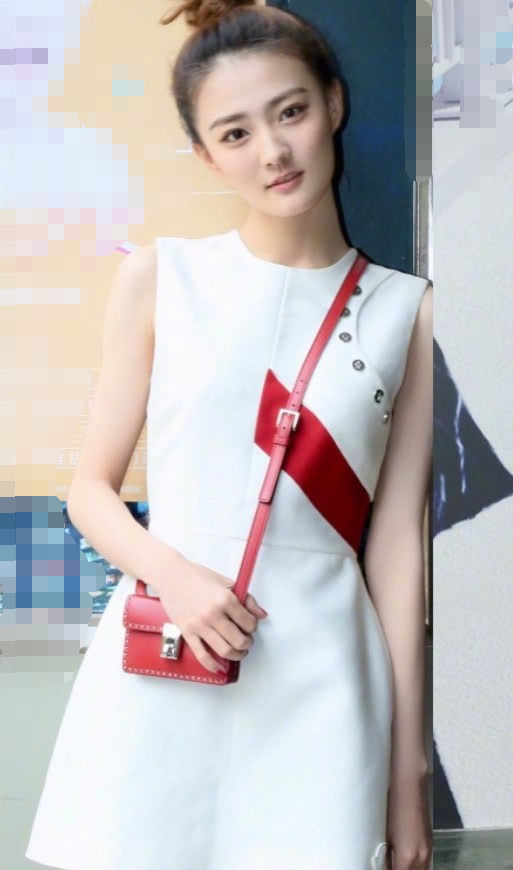 徐璐牛掰了，一件鱼鳞吊带搭配牛仔裤竟穿出了时尚的Feel