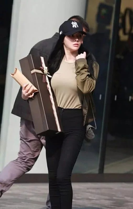 气质小姐姐紧身运动装绷出柔美曲线，网友：36D傲人的胸围横向发