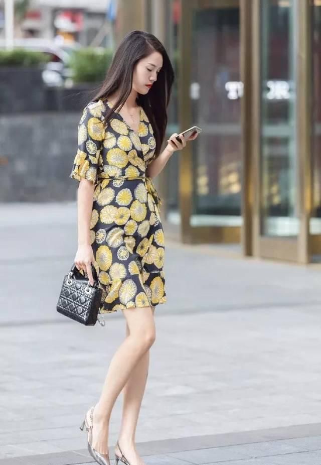  春天：高跟鞋搭配连衣裙，让女性在春天更显魅力