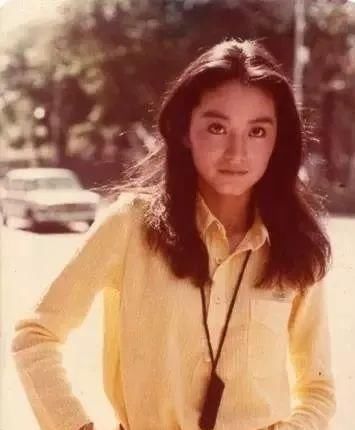  「合照」林青霞的穿搭，时髦了40年，网友：和胡因梦合照的那套，真不错