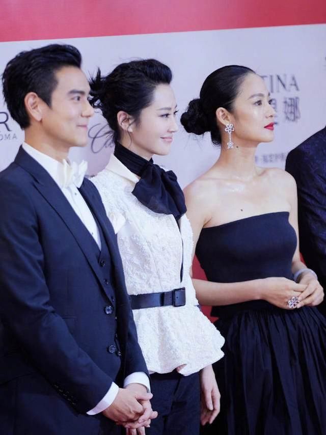 49岁许晴厉害了，皮裤穿到吊裆裤，轻松驾驭9套个性穿搭！