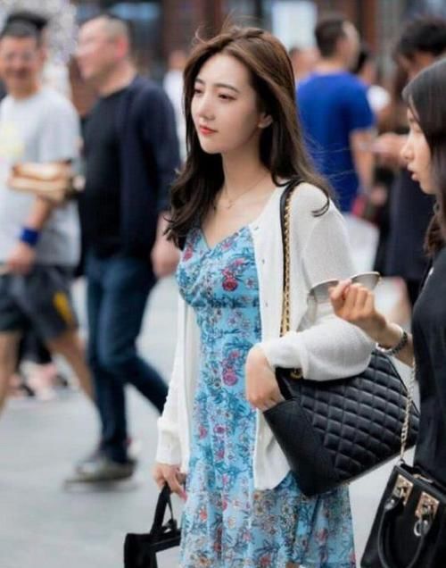  『碎花』养眼女神街拍：貌若天仙的美女，一件碎花连衣裙外搭白色开衫，唯美气质
