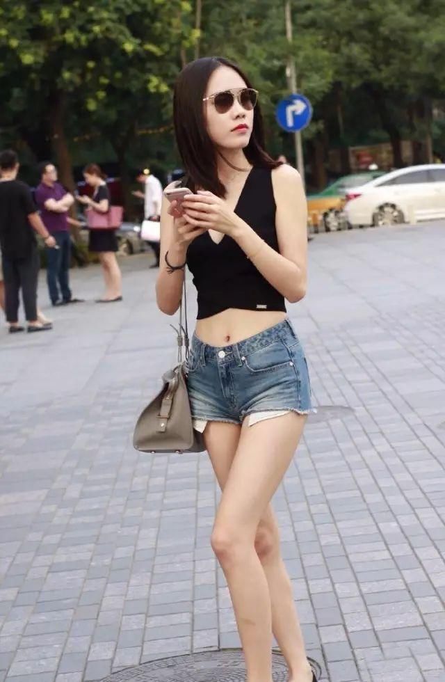 街拍:气质美女火辣身材，时尚潮流