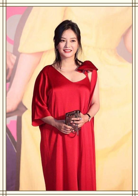 海清40岁，赵薇42岁，二人同穿红色长裙，气质差距绝不止一个2岁