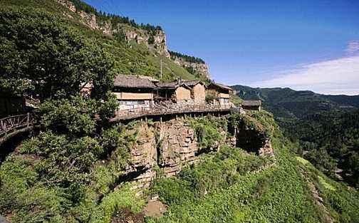 山西一胜境，村子建在峭壁间，好似空中楼阁，走街道上好似走钢丝