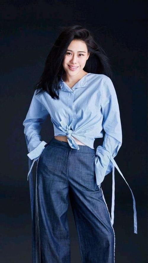 『复古』袁维娅潮流穿搭批量吸粉，黑色“飞肩”连衣皮裙，复古又有女人味