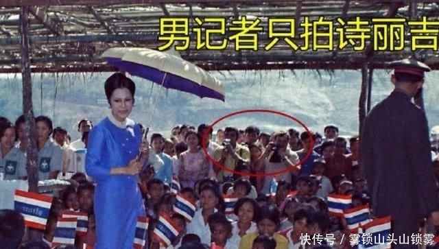 『赫本』诗丽吉撑“小洋伞”漫步,风情卓越比肩赫本,宛如油画美人在世!