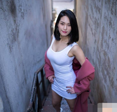 街拍：看着年轻花枝招展的妹子，穿着风姿绰约婀娜多姿俊美迷人！