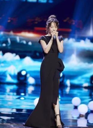 白百何登台献唱，裙子都快开到腰上了，黑礼服、大白腿赚足眼球