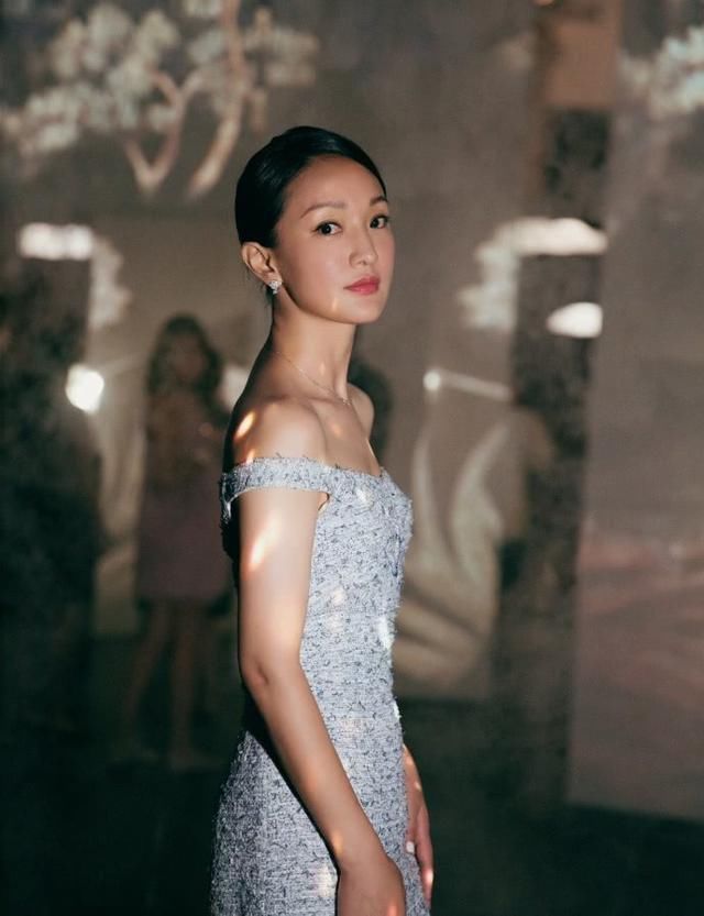 李沁，娜扎，赵丽颖，热巴穿一字肩长裙，这差距真的有点大!
