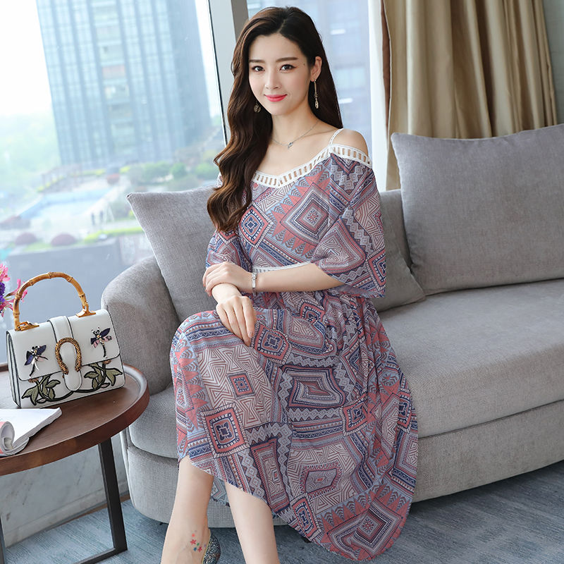 “走光”也是一种美!今年巨火“裸裸裙”，显性感身材更显女人味