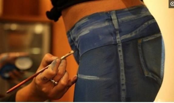 画在身上的“牛仔裤”，“穿”上街竟然无人发现，网友：又骗我