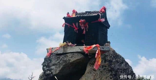 中国最特殊铁庙，重达一吨直立山顶巨石上，四周都是崖壁千年不倒