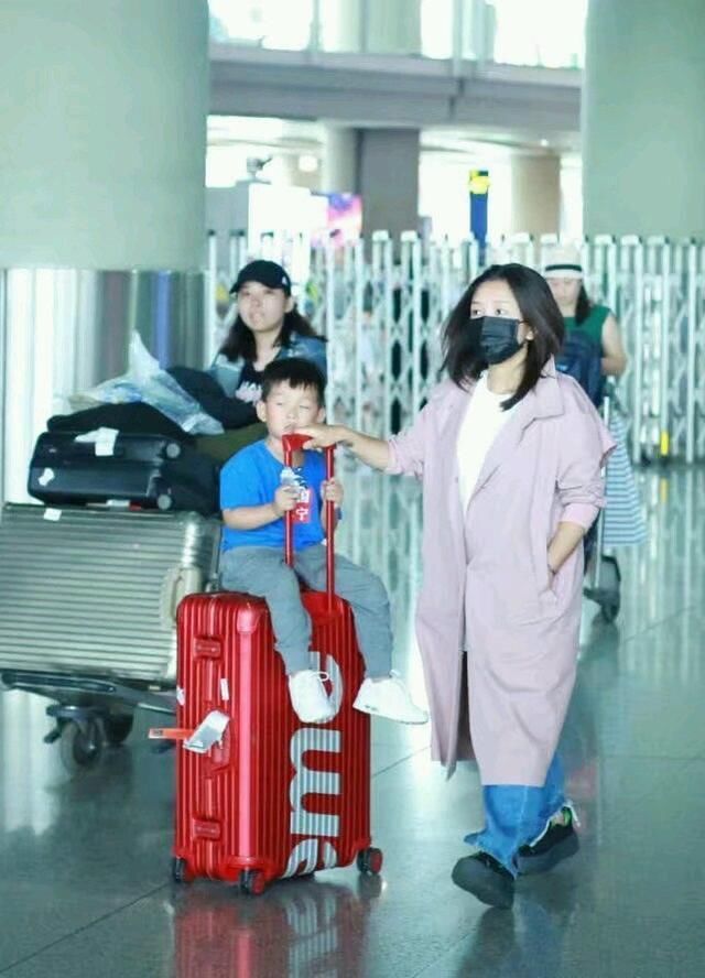 何洁穿风衣几乎把腿遮完了!这身高还有这粗腿，怎么穿都不好看!