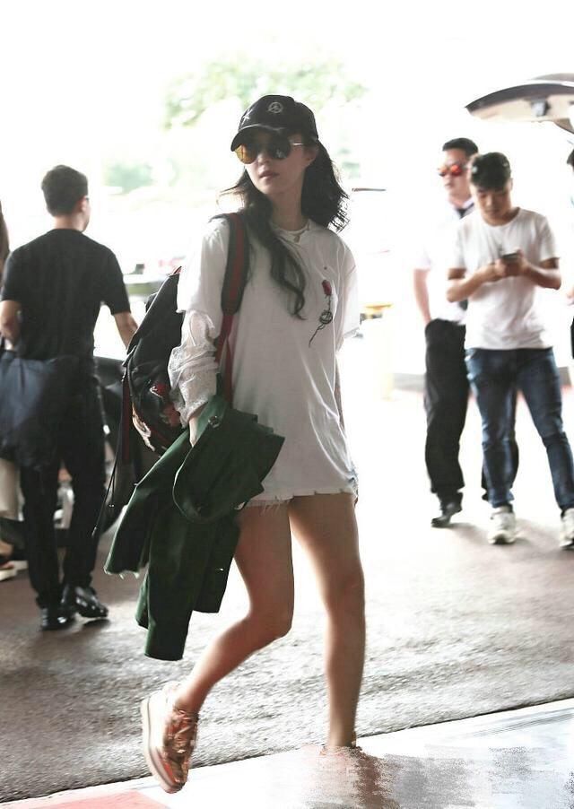 范冰冰腿粗的这么强壮，还是别穿短裤了，跟杨幂的细腿没法对比看